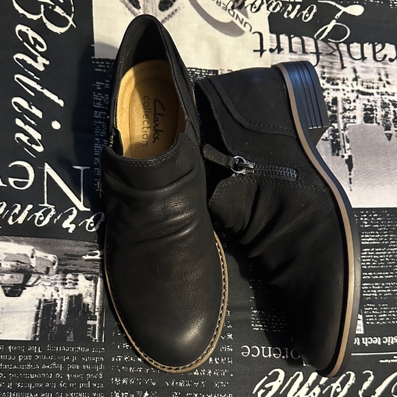 Clarks collection Black Leather Slip-On Shoes - Picture 4 of 4